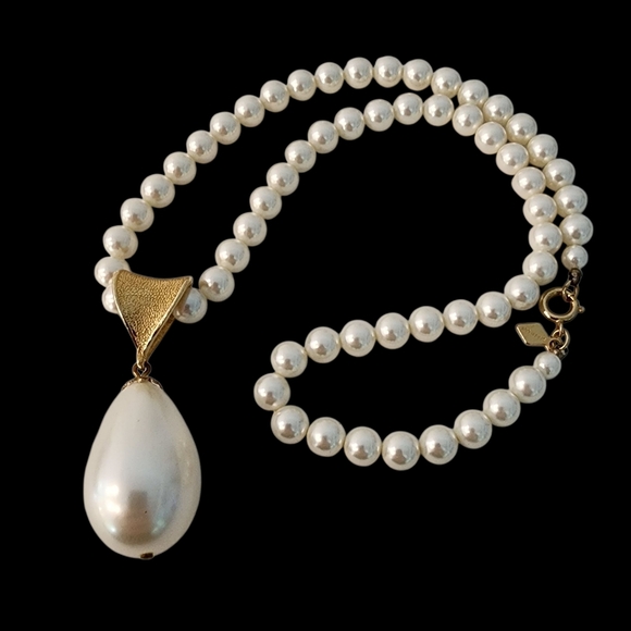 Vintage Jewelry - Vintage Sarah Coventry pearl necklace with pearl pendant teardrop gold